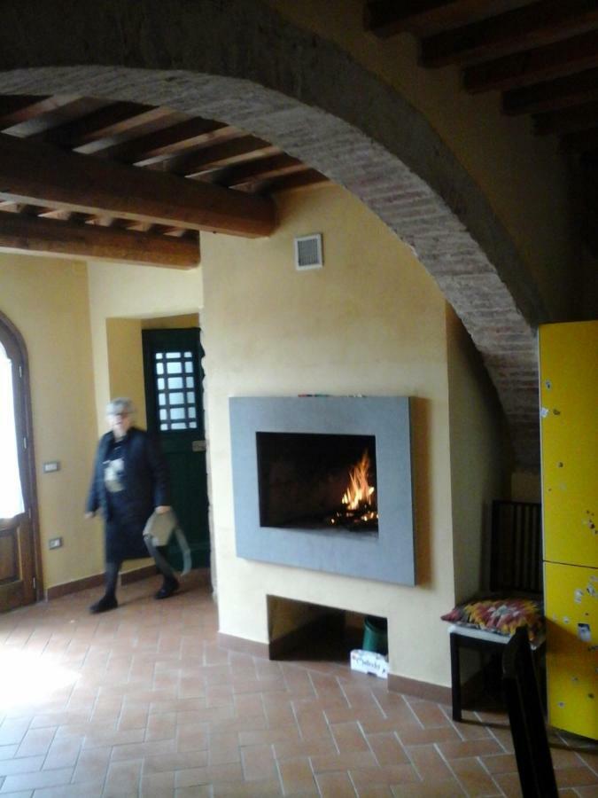 Casa Agostini Apartment Lari Luaran gambar